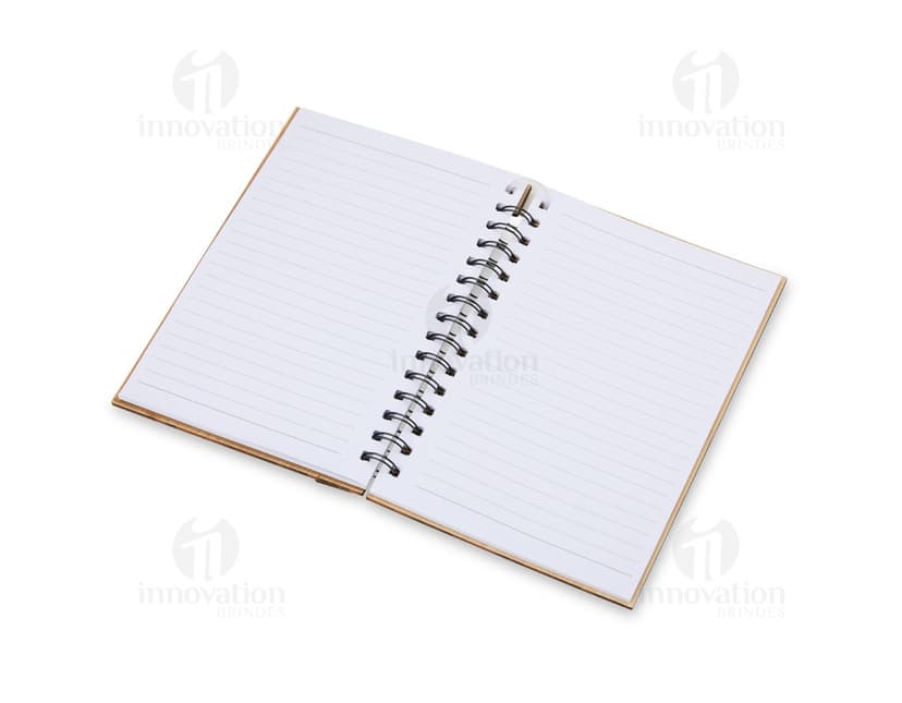 Caderno A5 Bambu em textura de bambu, aberto e com páginas em branco. Possui régua de medição, instrumento de medição, notebook, papel, anotações, espaço para escrever e design clean. Ideal para estudo, trabalho ou projetos.