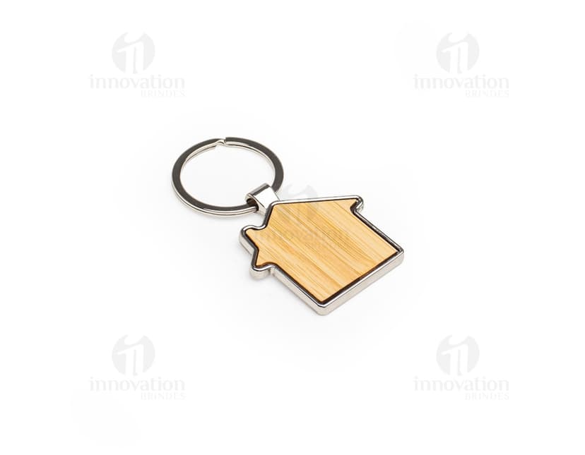 Chaveiro de metal em formato de bambu, com detalhes em dourado e prateado. Ótima opção de presente, com design elegante e seguro. Ideal para adorno de chaves ou bolsas.