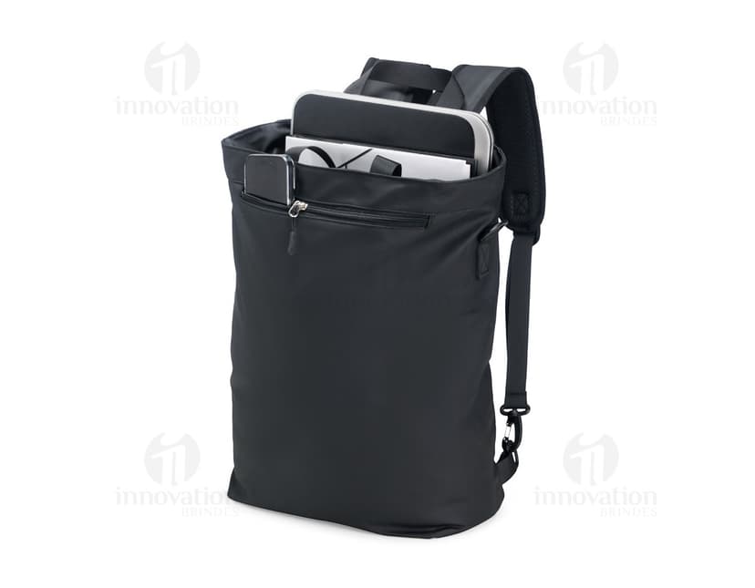Mochila PU 18 litros na cor preta, com alças ajustáveis e bolsos laterais.