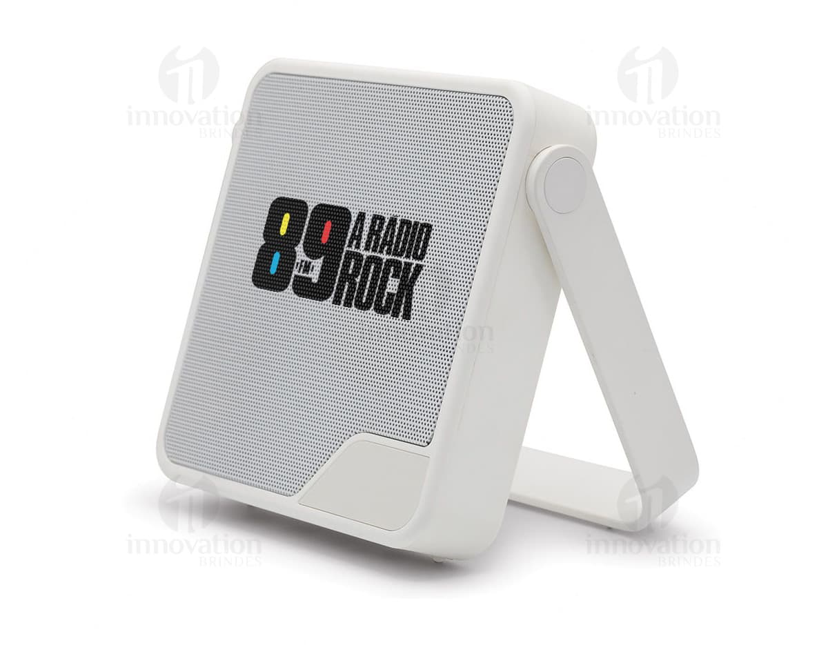 Caixa de som preta com botões de controle de volume e conexão Bluetooth no lado direito e textura de tecido na parte frontal.
