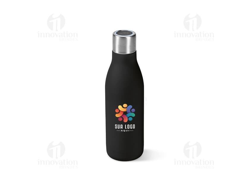 Garrafa em aço inox contendo bebida alcoólica, com tampa de cortiça. A garrafa está vazia e possui rótulo em branco. Está em pé sobre uma superfície de vidro, com reflexo no fundo escuro. A imagem é vertical e destaca a elegância e luxo do produto.