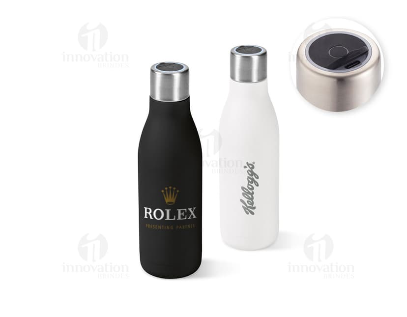 Garrafa em aço inox contendo bebida alcoólica, com tampa de cortiça. A garrafa está vazia e possui rótulo em branco. Está em pé sobre uma superfície de vidro, com reflexo no fundo escuro. A imagem é vertical e destaca a elegância e luxo do produto.