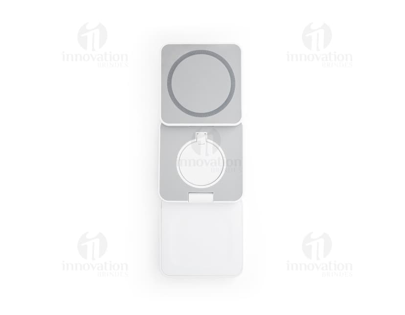 Carregador magnético em um fundo branco.