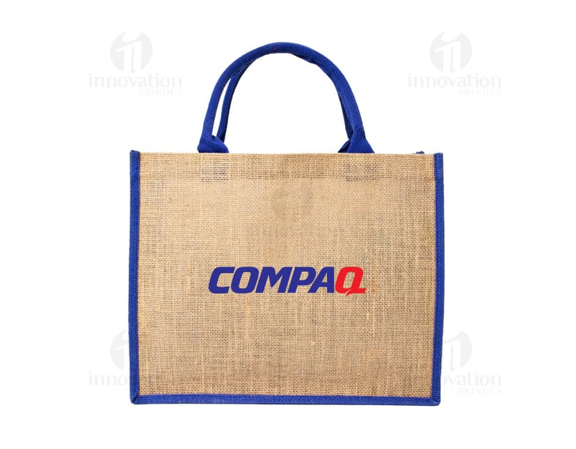 Sacola de juta na cor marrom, com alças reforçadas e detalhes em tecido cru. Ideal para compras sustentáveis e ecologicamente corretas.