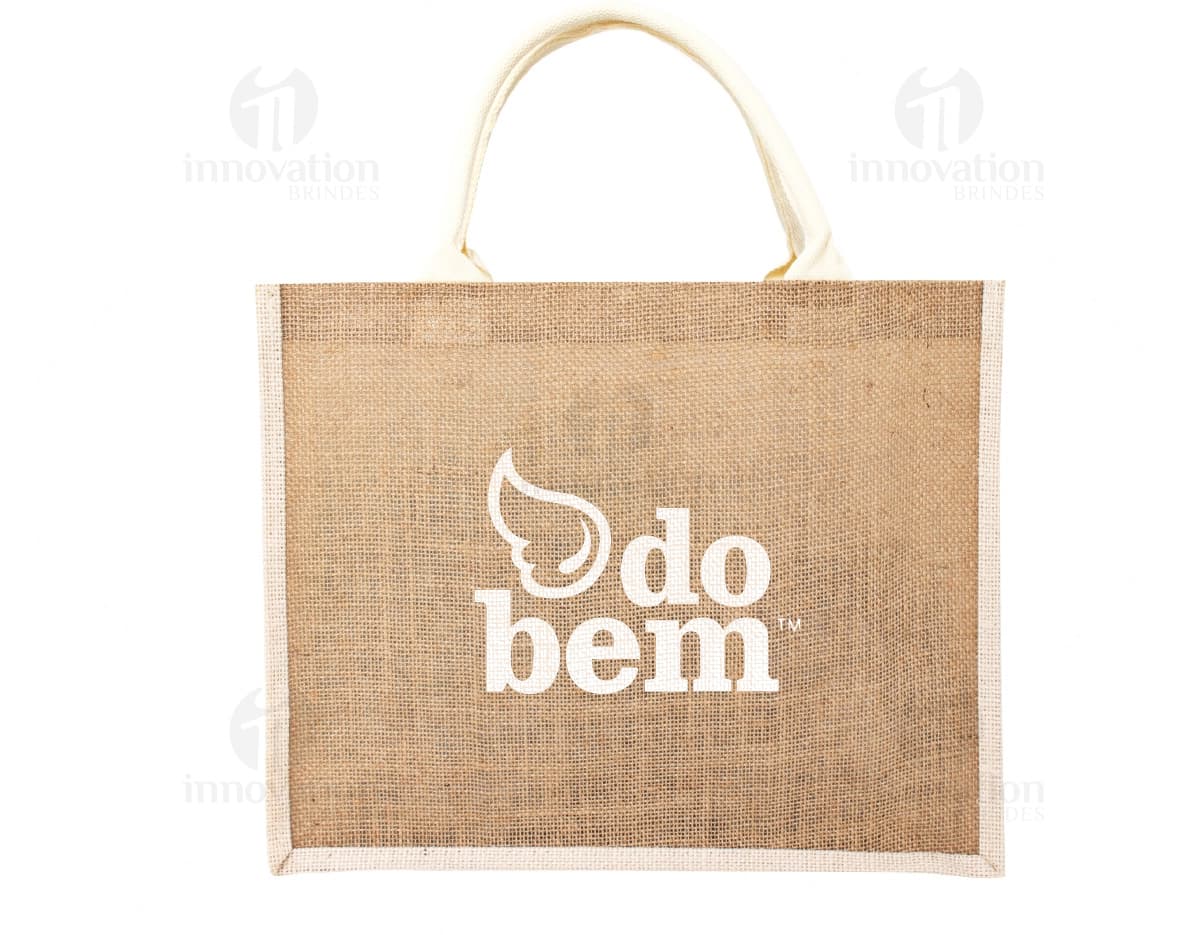 Sacola de juta na cor marrom, com alças reforçadas e detalhes em tecido cru. Ideal para compras sustentáveis e ecologicamente corretas.