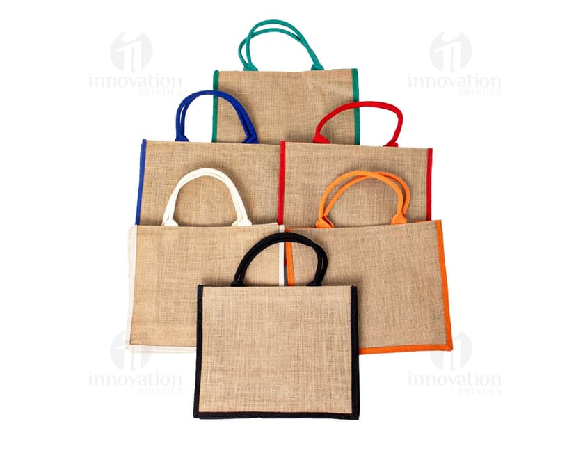 Sacola de juta na cor marrom, com alças reforçadas e detalhes em tecido cru. Ideal para compras sustentáveis e ecologicamente corretas.