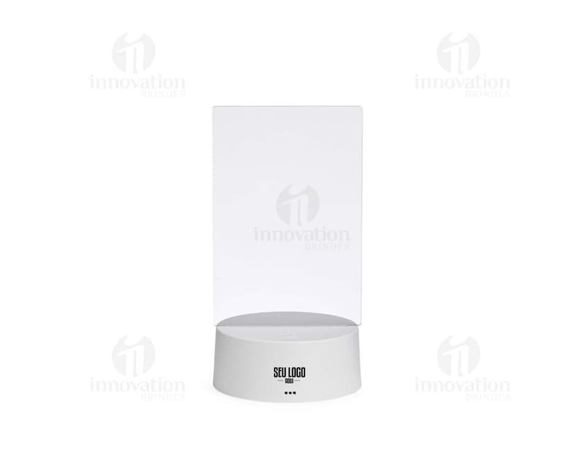 Luminária Led de Mesa na cor preta, com hastes flexíveis e base redonda. Acesa, iluminando um ambiente com luz branca.