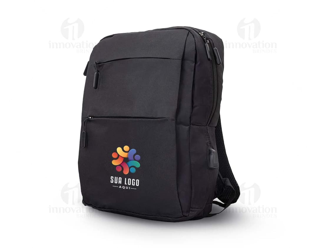 Mochila de Nylon 17 Litros em cor preta, com alças ajustáveis e vários compartimentos.