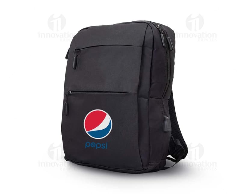 Mochila de Nylon 17 Litros em cor preta, com alças ajustáveis e vários compartimentos.