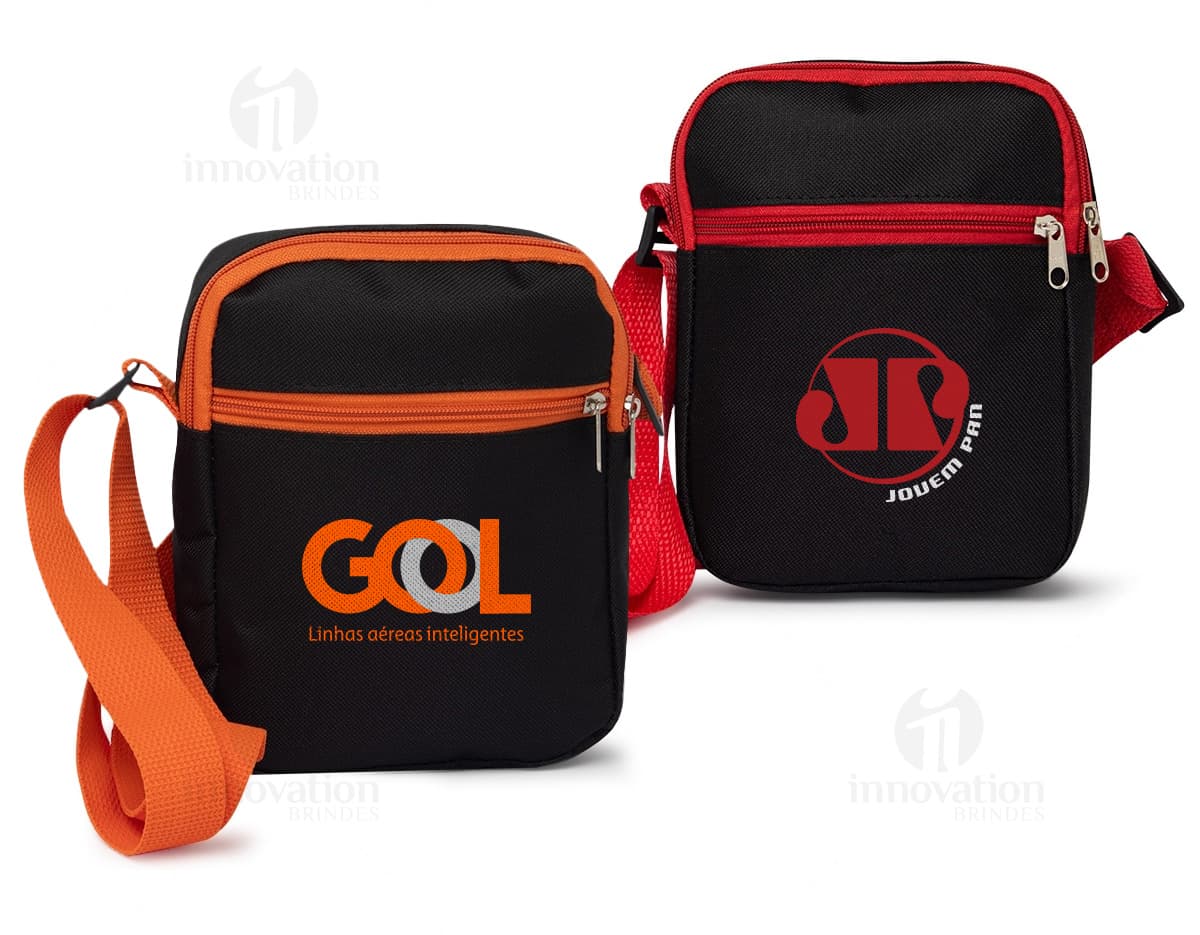 Mochila de ombro preta de couro para viagens de negócios, com alça, fecho de zíper e elegante estilo moderno. Ideal para transportar laptop, dinheiro e acessórios pessoais com segurança e elegância.