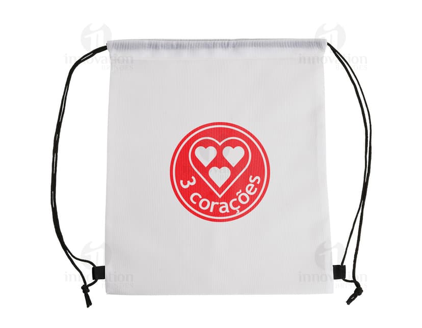 Foto de uma mochila saco em poliéster vazia, com espaço para escrever informações. A imagem mostra um objeto de negócios vintage, perfeito para guardar documentos e lembrar de compromissos. Ideal para uso no escritório ou para presentear alguém, a mochila possui um design comercial e pode ser usada para organizar informações e dados importantes. Perfeita para o dia a dia, a mochila saco em poliéster é uma opção prática e elegante para quem busca um acessório versátil e funcional.