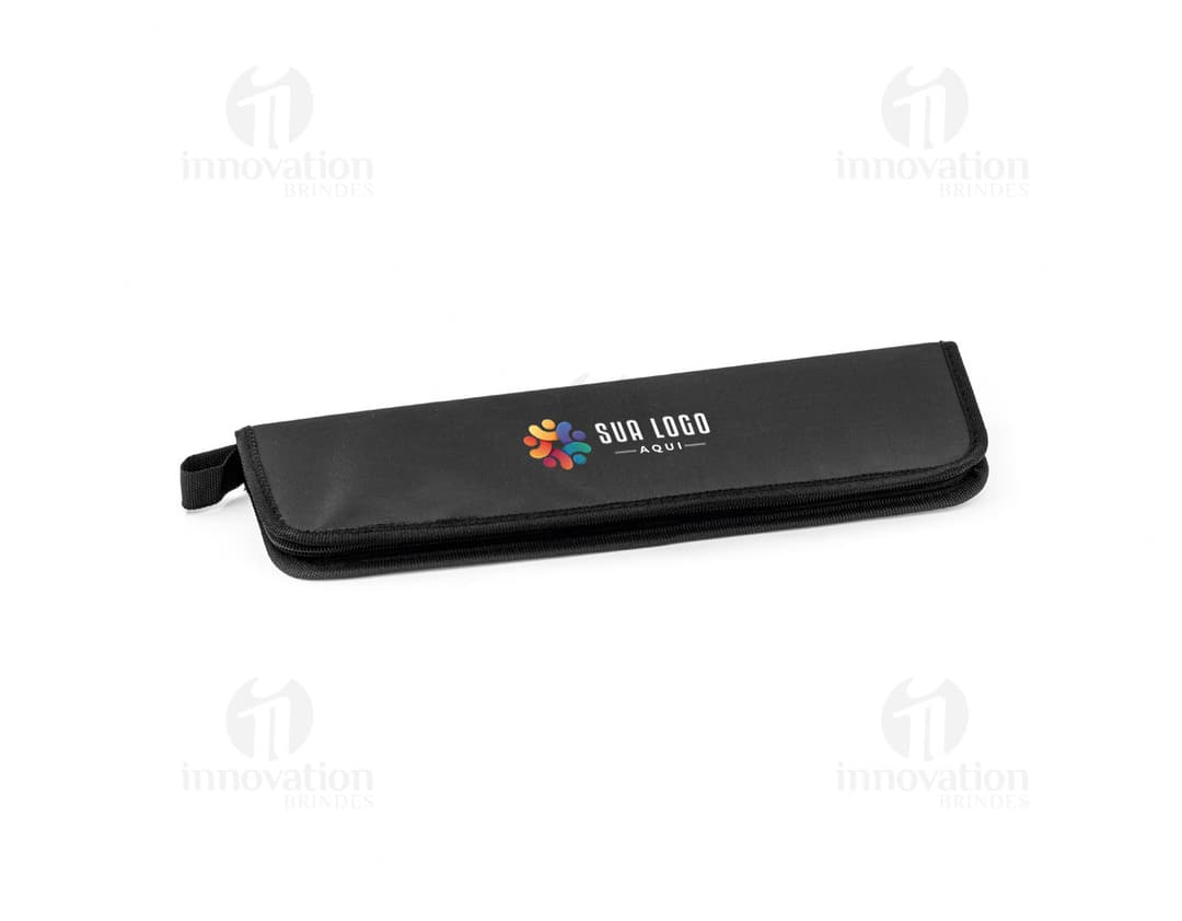 Kit churrasco com estojo contendo diversos utensílios em aço inoxidável, como faca, garfo, espeto, luva e pegador de carnes. Ideal para uso em churrascos e eventos ao ar livre.