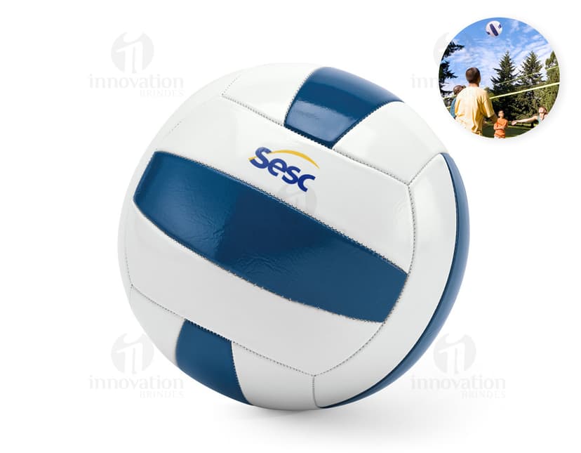 Bola de vôlei em PVC com design 3D, símbolo de um esporte de equipe e competição internacional. A bola possui detalhes gráficos em preto e prata, representando um game equipment para competir em campeonatos nacionais e internacionais. A imagem mostra a bola em um ambiente de escritório, destacando a conexão entre o esporte e o mundo dos negócios.