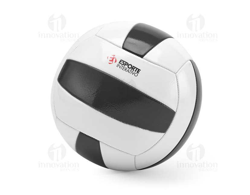 Bola de vôlei em PVC com design 3D, símbolo de um esporte de equipe e competição internacional. A bola possui detalhes gráficos em preto e prata, representando um game equipment para competir em campeonatos nacionais e internacionais. A imagem mostra a bola em um ambiente de escritório, destacando a conexão entre o esporte e o mundo dos negócios.