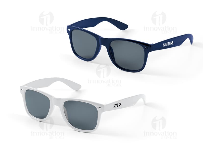 Óculos de sol em PC de cor preta, com lentes de proteção contra raios ultravioleta. Modernos, estilosos e elegantes, ideais para uso no verão, na praia ou em atividades ao ar livre. Acessório de moda que combina proteção aos olhos com um visual atrativo e descolado.