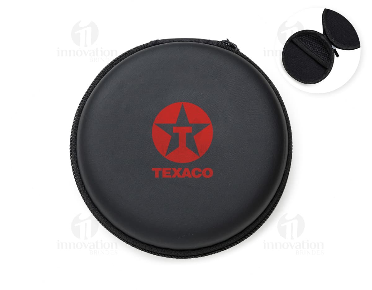 Estojo emborrachado redondo na cor preta, com zíper e espaço interno para armazenar objetos pequenos.