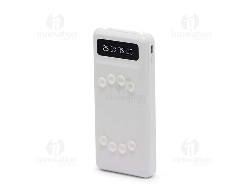 Power Bank preto com conexões USB, pronto para carregar dispositivos eletrônicos. Aparece em um fundo branco.