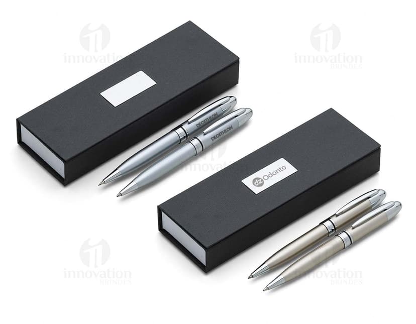Conjunto de caneta e lapiseira metal em tom prateado, com detalhes em preto e clip para prender no bolso.