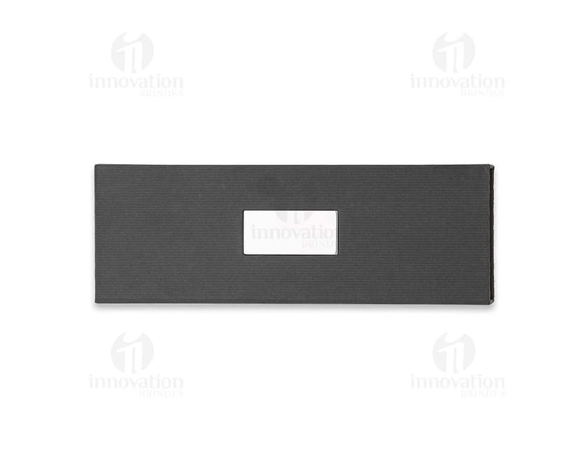 Conjunto de caneta e lapiseira metal em tom prateado, com detalhes em preto e clip para prender no bolso.
