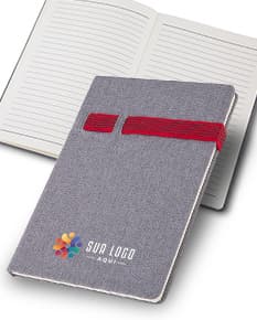 Caderno de anotações sintético com capa dura em cor azul.