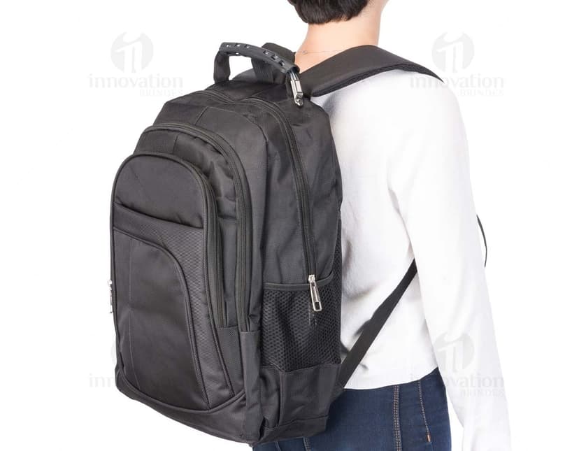 Mochila de nylon na cor preta, com zíperes prateados e alças acolchoadas.