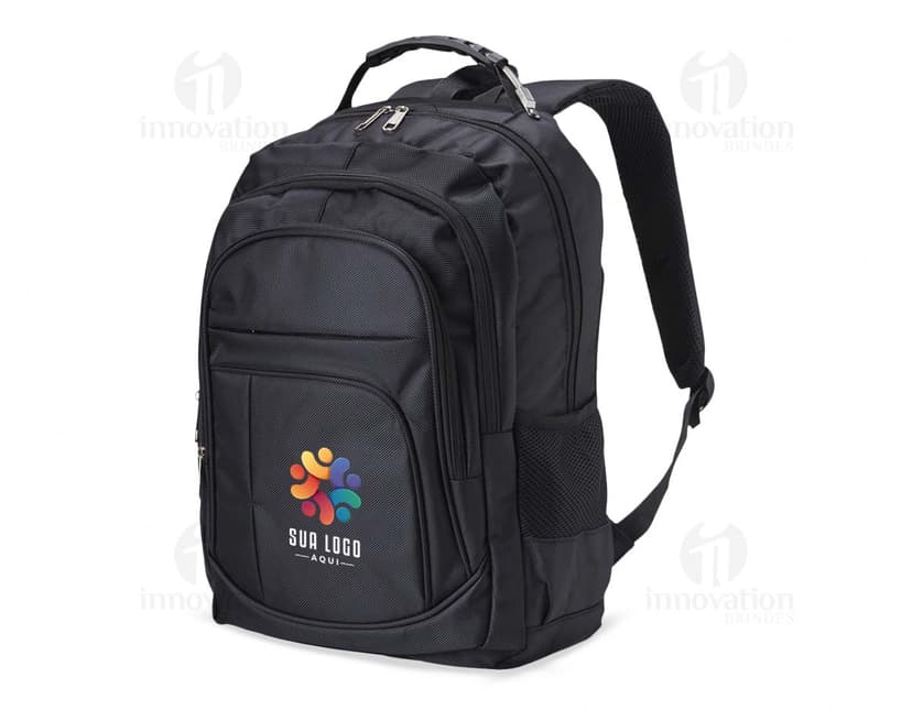 Mochila de nylon na cor preta, com zíperes prateados e alças acolchoadas.