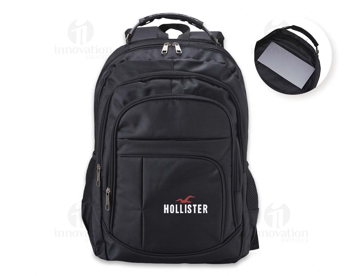 Mochila de nylon na cor preta, com zíperes prateados e alças acolchoadas.
