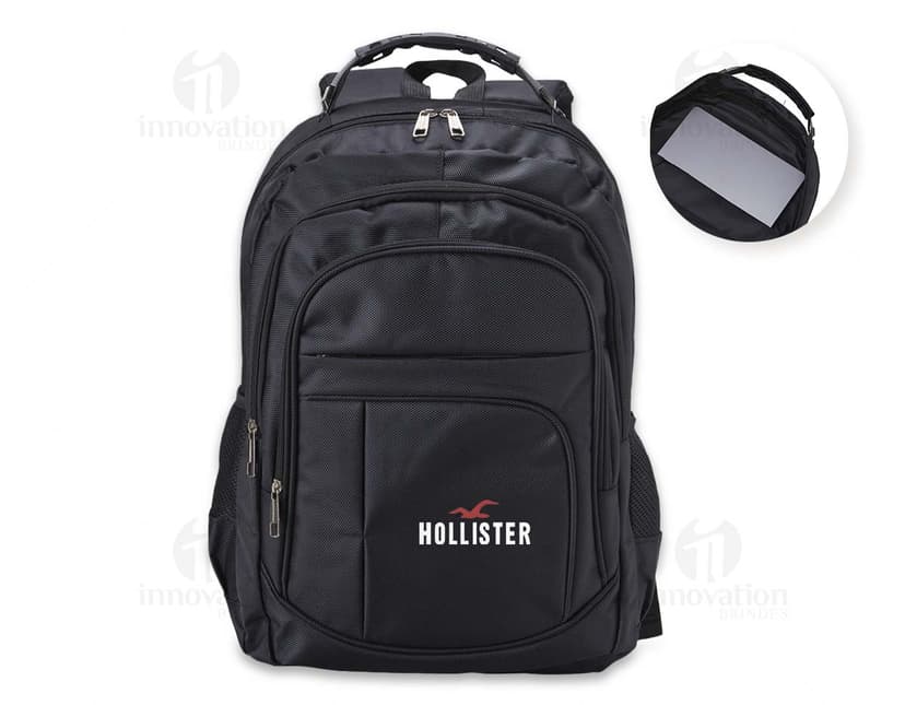 Mochila de nylon na cor preta, com zíperes prateados e alças acolchoadas.