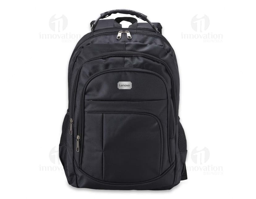 Mochila de nylon na cor preta, com zíperes prateados e alças acolchoadas.
