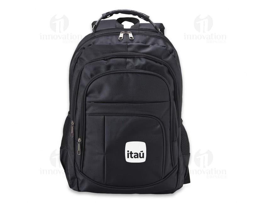 Mochila de nylon na cor preta, com zíperes prateados e alças acolchoadas.