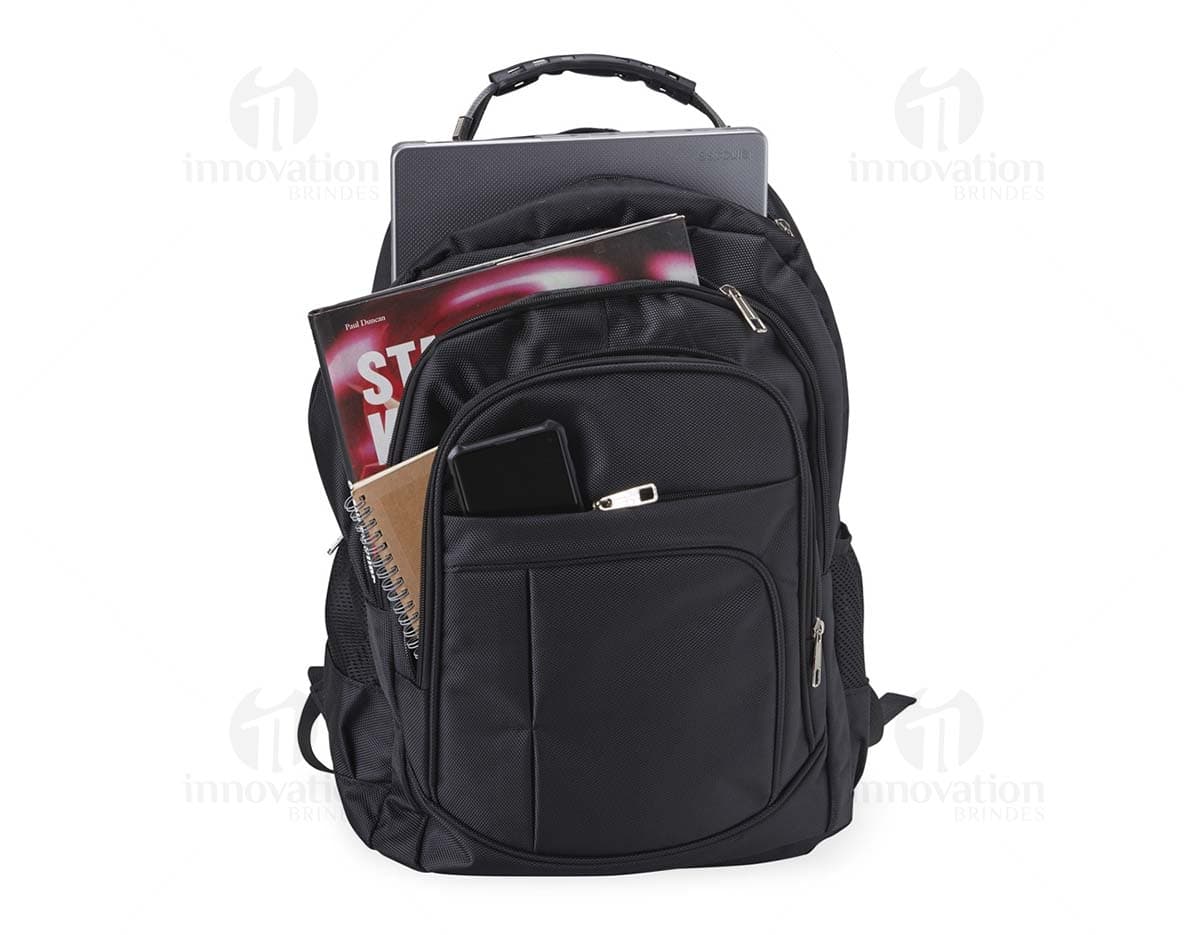 Mochila de nylon na cor preta, com zíperes prateados e alças acolchoadas.