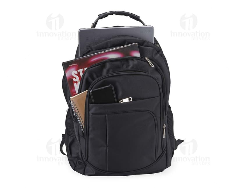 Mochila de nylon na cor preta, com zíperes prateados e alças acolchoadas.