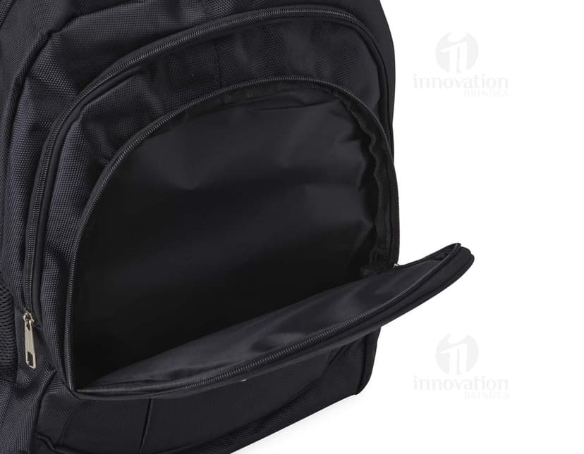 Mochila de nylon na cor preta, com zíperes prateados e alças acolchoadas.