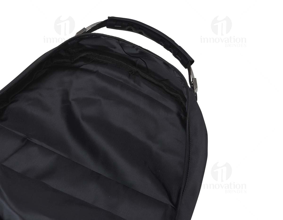 Mochila de nylon na cor preta, com zíperes prateados e alças acolchoadas.