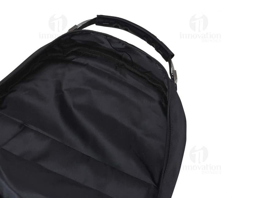 Mochila de nylon na cor preta, com zíperes prateados e alças acolchoadas.