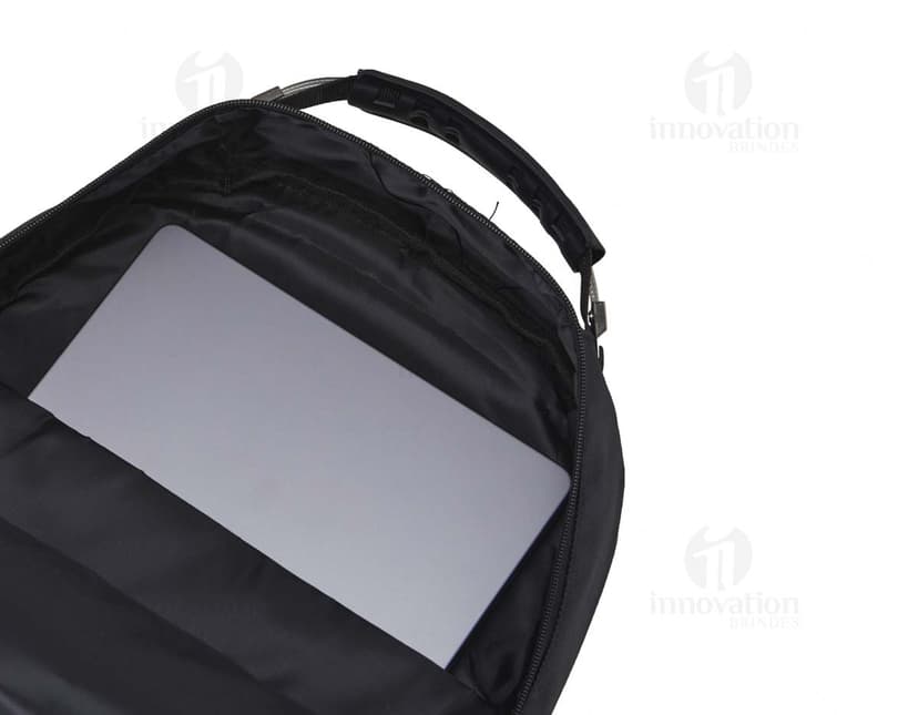 Mochila de nylon na cor preta, com zíperes prateados e alças acolchoadas.