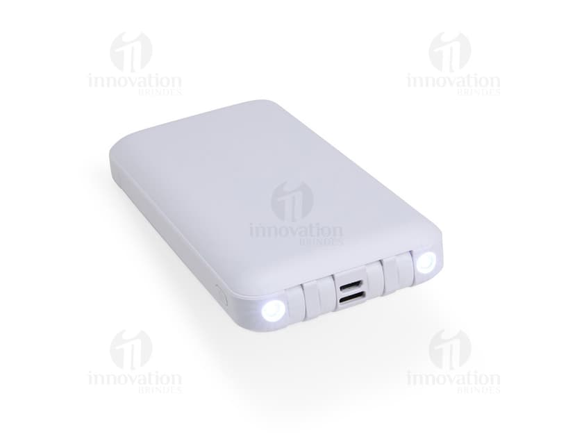 Power Bank 10.000mAh na cor preta, com design slim e acabamento fosco. Acompanha cabo USB para recarga.