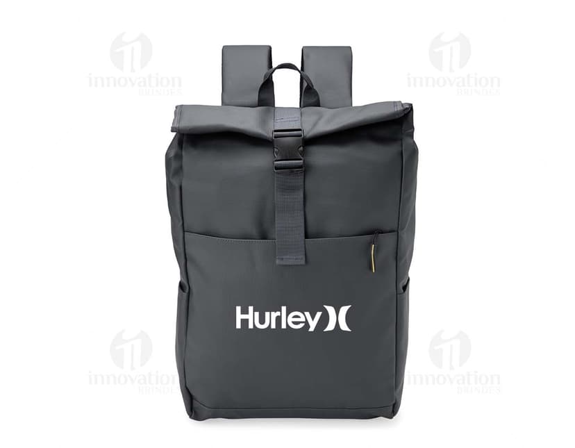 Mochila feita de material sintético no estilo PU. Cor preta, alças ajustáveis e bolso externo com zíper.