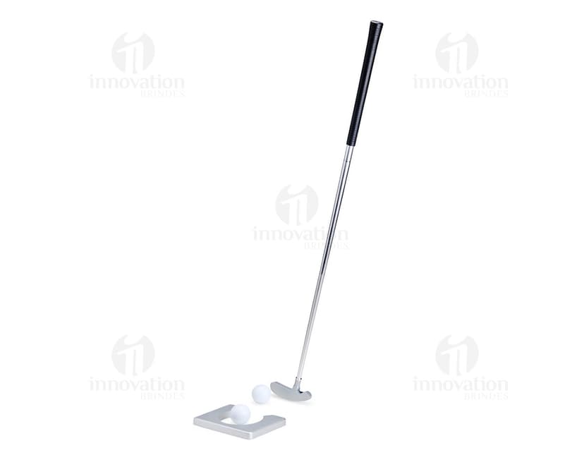Kit de treino para golfe composto por tacos, bolas, luvas e acessórios.