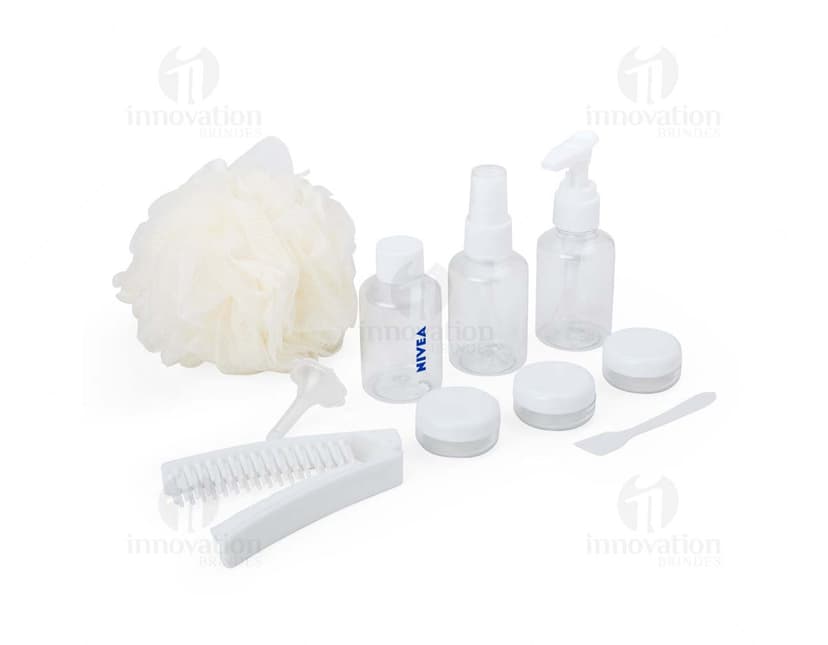 Kit Viagem 10 Peças composto por necessaire, porta-passaporte, etiquetas de bagagem, escova de dentes, adaptador de tomada, máscara para dormir, frascos para produtos de higiene, organizador de cabos e almofada de pescoço.