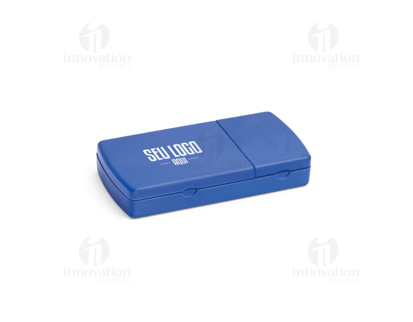 Porta comprimidos com tampa na cor azul, feito de plástico resistente.