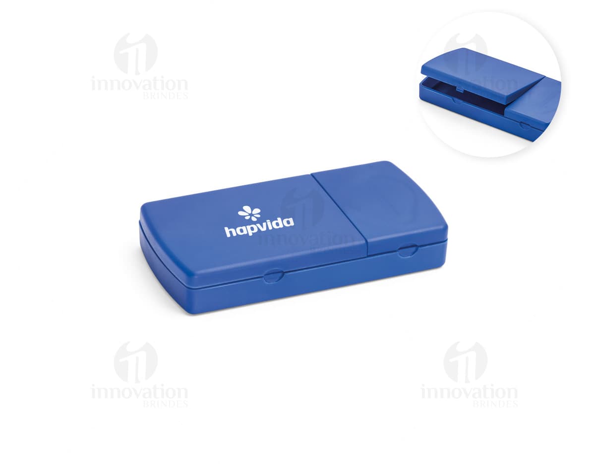 Porta comprimidos com tampa na cor azul, feito de plástico resistente.