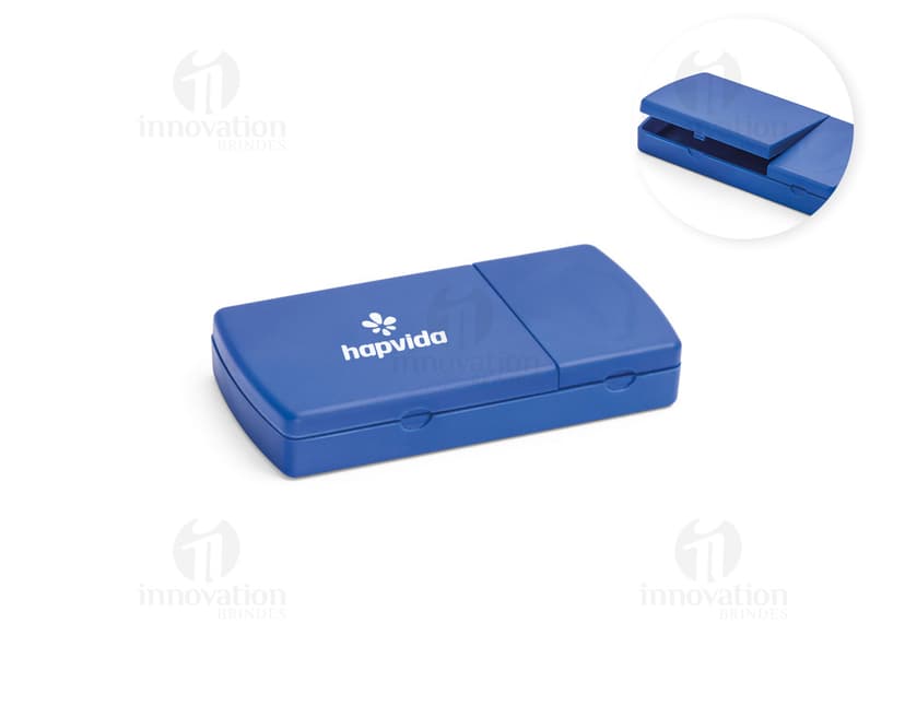 Porta comprimidos com tampa na cor azul, feito de plástico resistente.