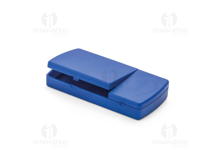 Porta comprimidos com tampa na cor azul, feito de plástico resistente.