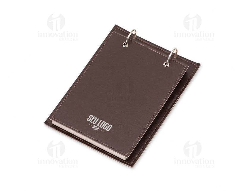 Bloco de Anotacao de Mesa em papel kraft com folhas brancas e caneta preta ao lado.