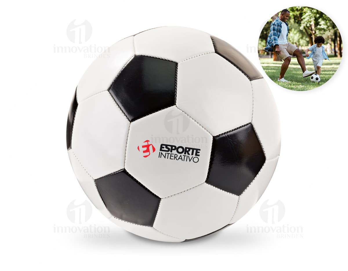 Bola de futebol em PVC branca e preta.