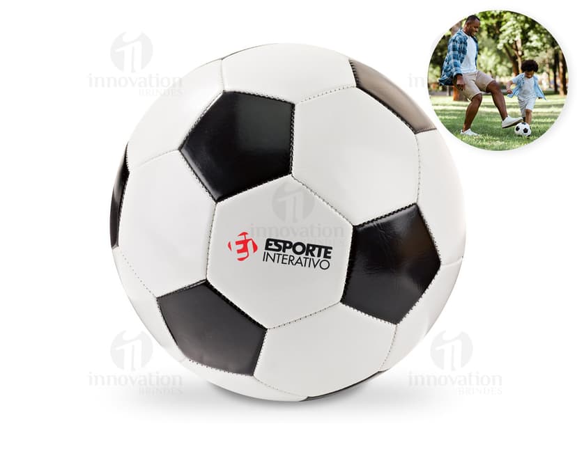 Bola de futebol em PVC branca e preta.