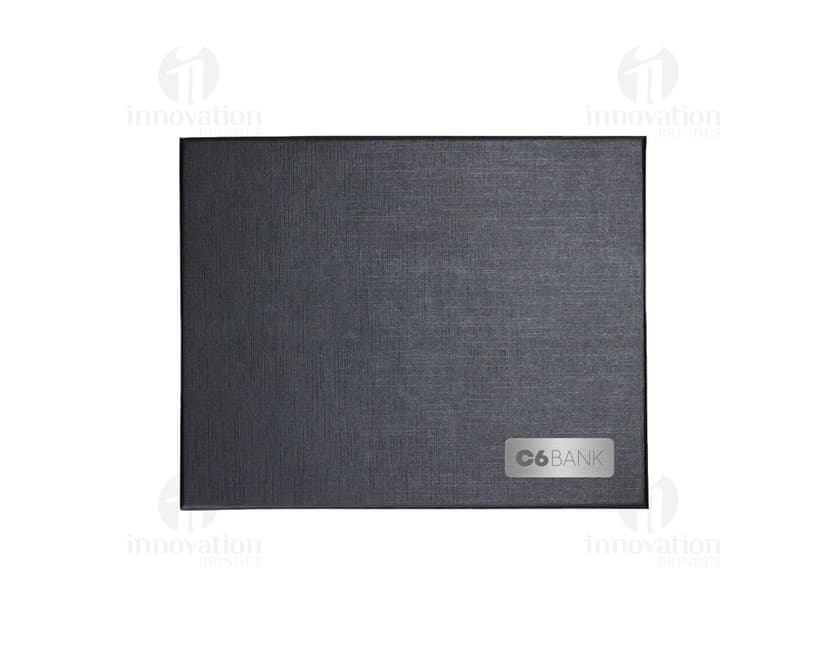 Kit Viagem 3 Peças, contendo uma mala de viagem, uma nécessaire e um porta documentos, em cores vibrantes e textura resistente. Ideal para suas viagens com praticidade e estilo.