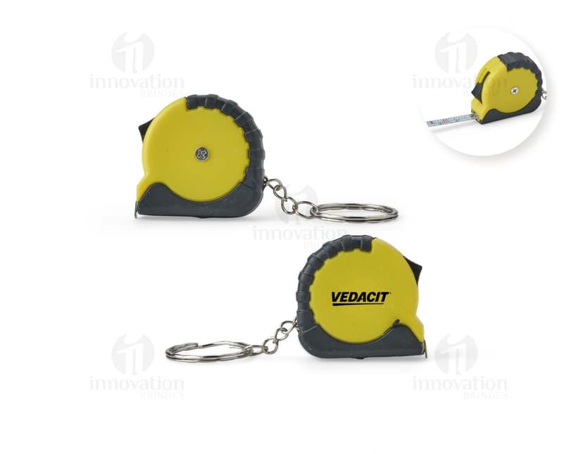 Chaveiro Trena Plástico 1 Metro: Chaveiro em forma de trena de plástico com um metro de comprimento.