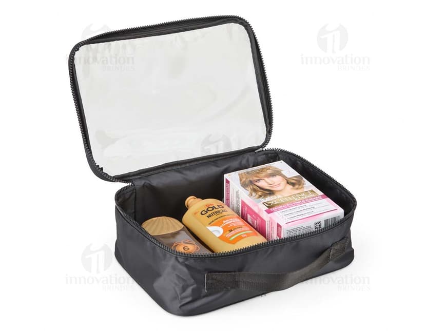 Nécessaire Nylon na cor preta, com fecho de zíper prateado e alça lateral.
